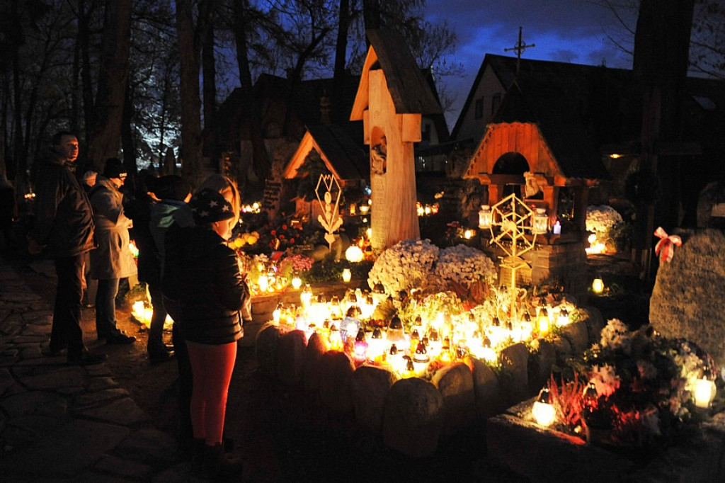 Dzień Wszystkich Świętych na cmentarzach w Zakopanem i Zębie