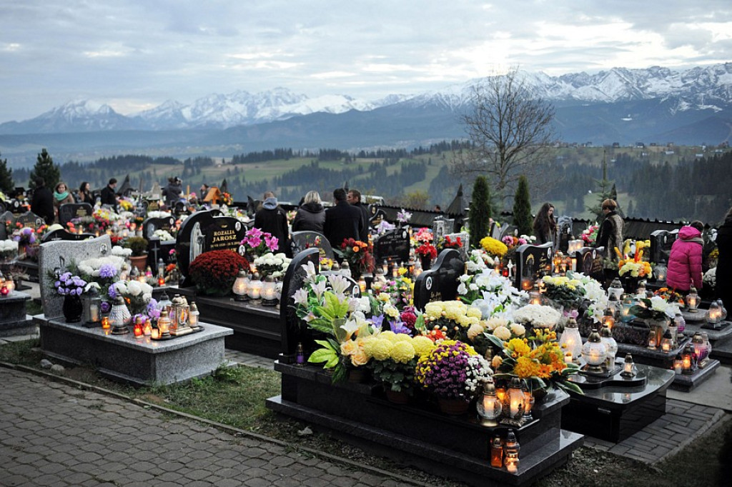 Dzień Wszystkich Świętych na cmentarzach w Zakopanem i Zębie
