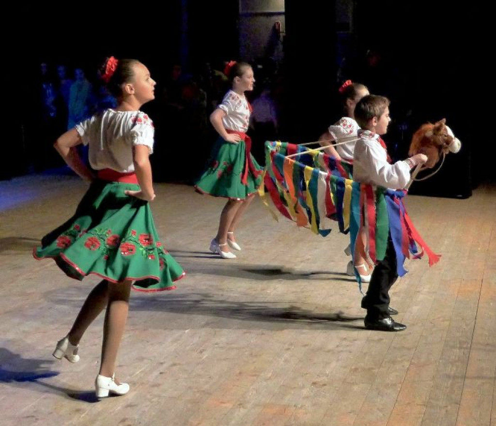 Młodzi Białorusini i Mołdawianie na scenie nowotarskiego MOK