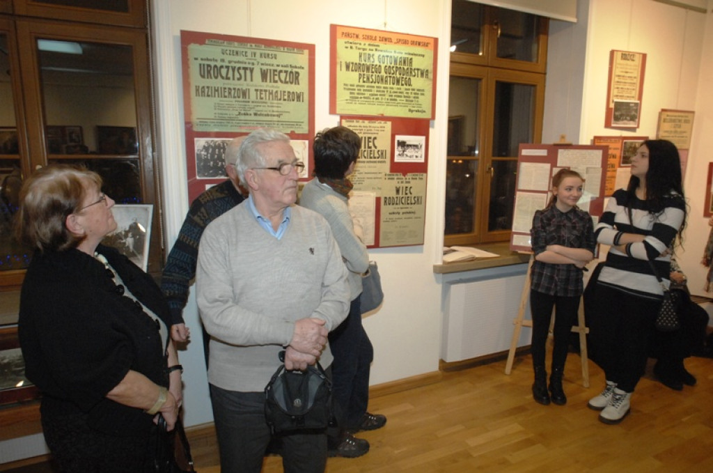 „Nowotarżanki” - niezwykła historyczna wystawa w nowotarskim ratuszu