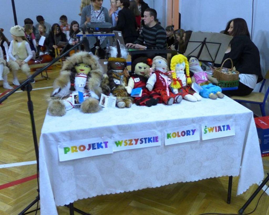 Kolędowanie z pięknym celem w nowotarskiej SP nr 2