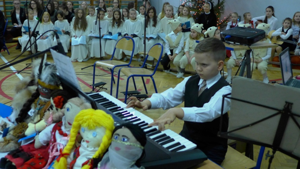 Kolędowanie z pięknym celem w nowotarskiej SP nr 2