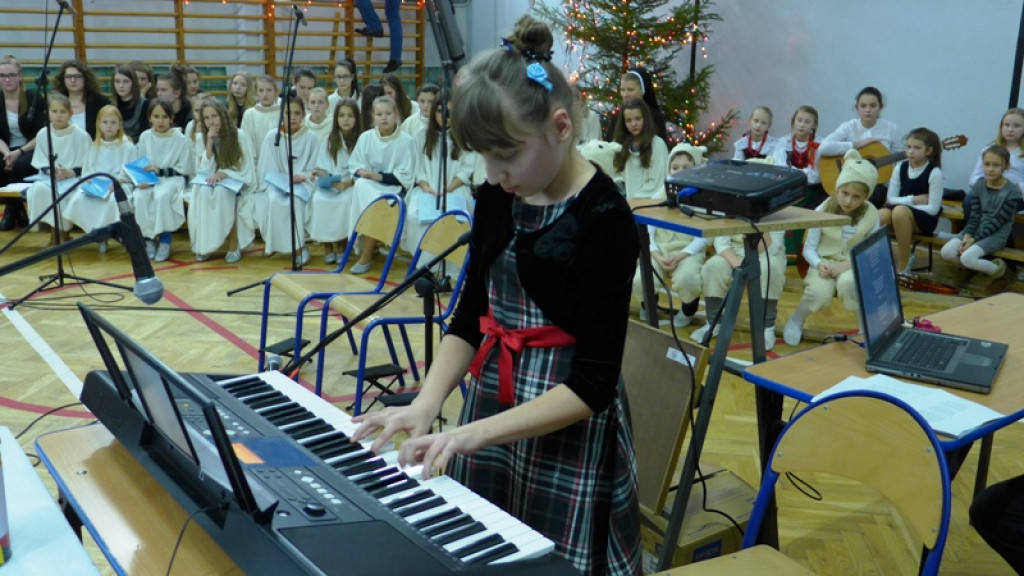 Kolędowanie z pięknym celem w nowotarskiej SP nr 2