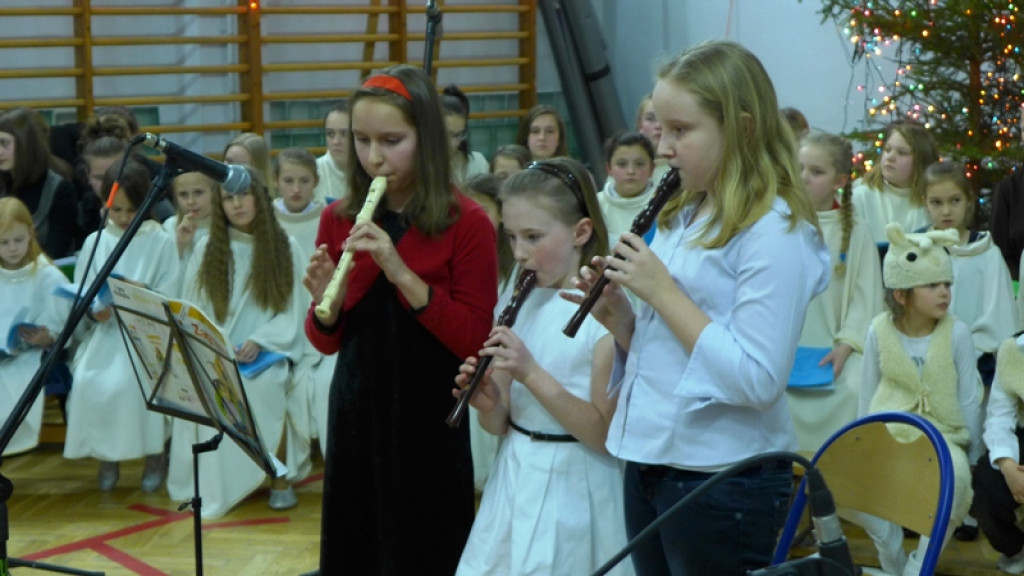 Kolędowanie z pięknym celem w nowotarskiej SP nr 2