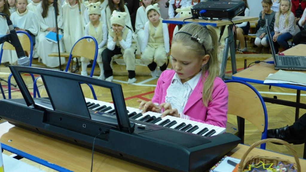 Kolędowanie z pięknym celem w nowotarskiej SP nr 2