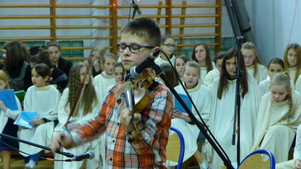 Kolędowanie z pięknym celem w nowotarskiej SP nr 2