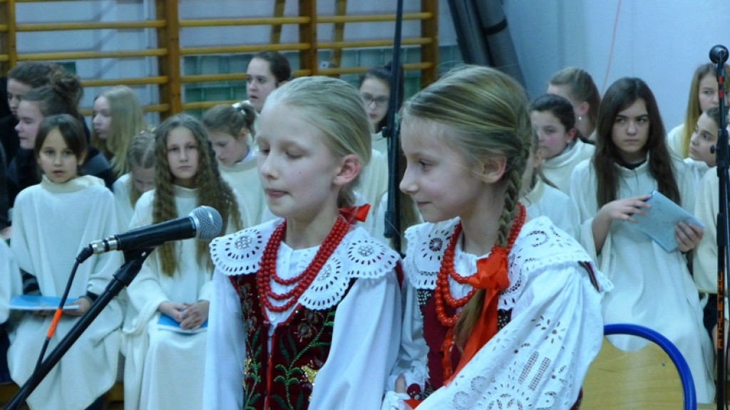 Kolędowanie z pięknym celem w nowotarskiej SP nr 2
