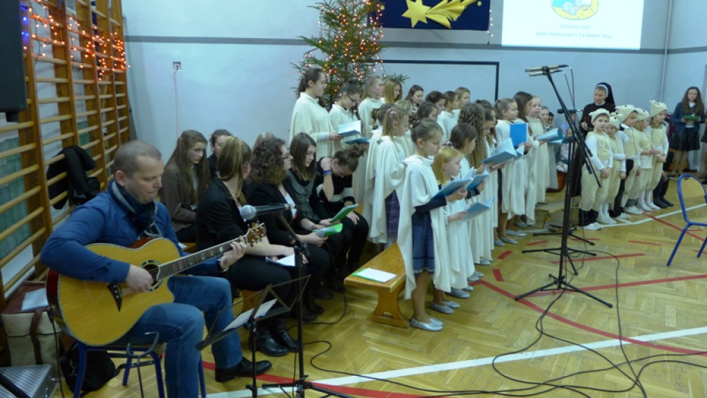 Kolędowanie z pięknym celem w nowotarskiej SP nr 2