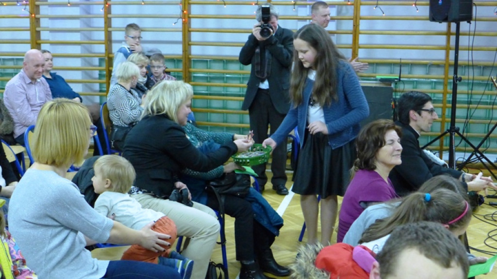 Kolędowanie z pięknym celem w nowotarskiej SP nr 2