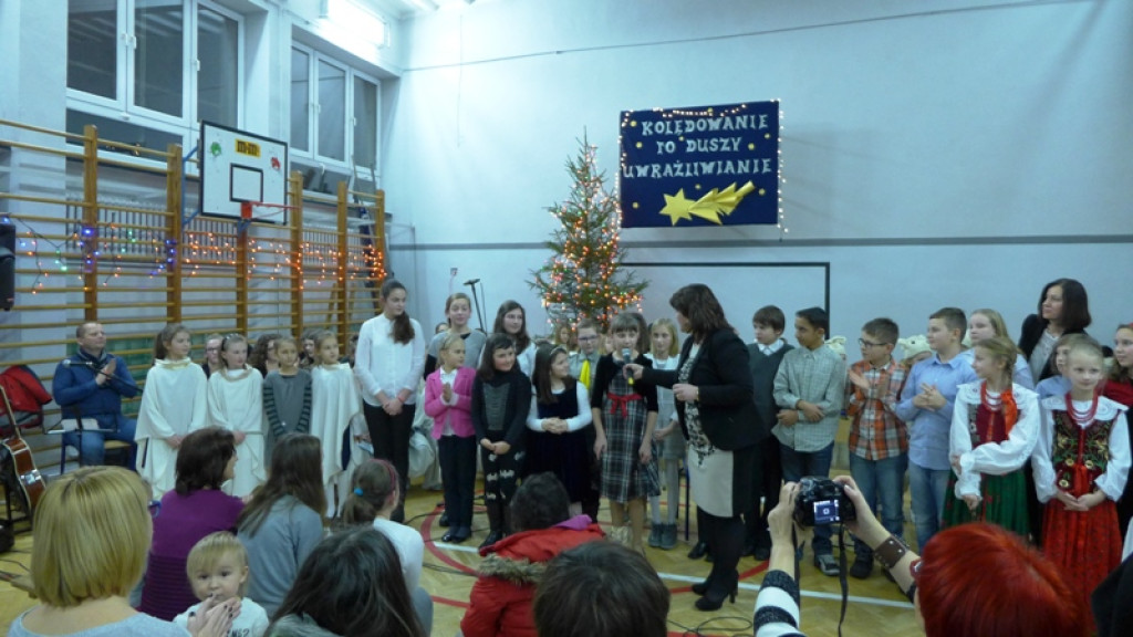 Kolędowanie z pięknym celem w nowotarskiej SP nr 2
