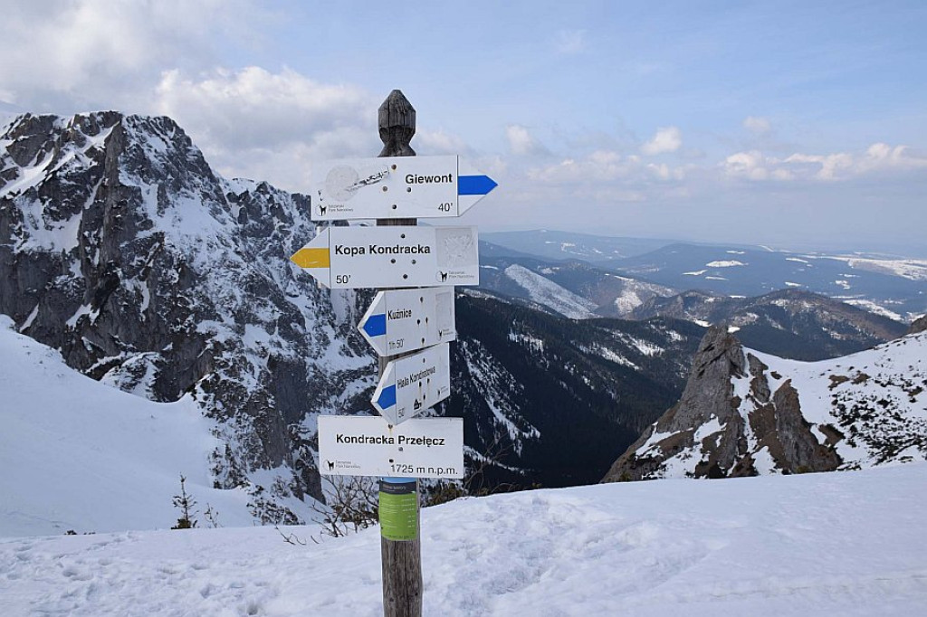 Skitoury w Tatrach i zjazd z Kondrackiej Przełęczy do Piekiełka