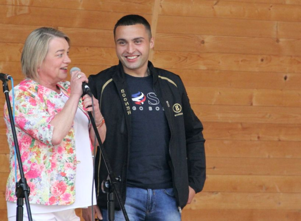Biegnie przez całą Polskę dla Ani