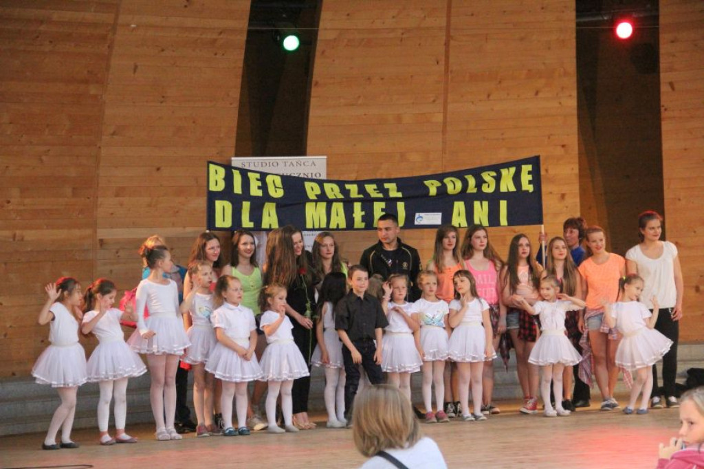 Biegnie przez całą Polskę dla Ani