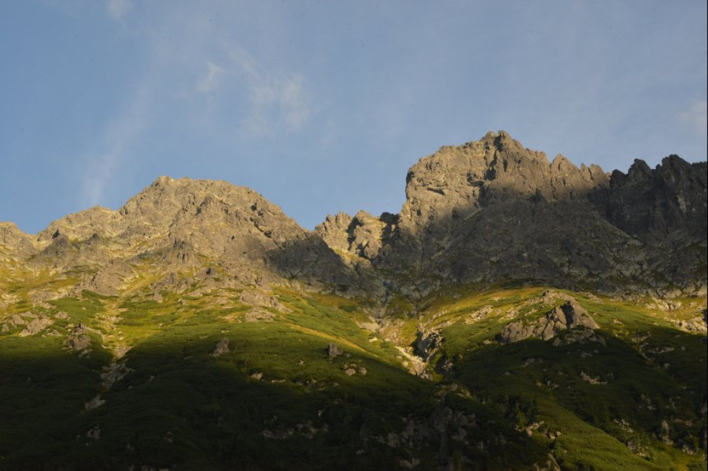 Rozżarzone szyty, mroczny Mnich i posępne Morskie Oko o wieczorowej porze