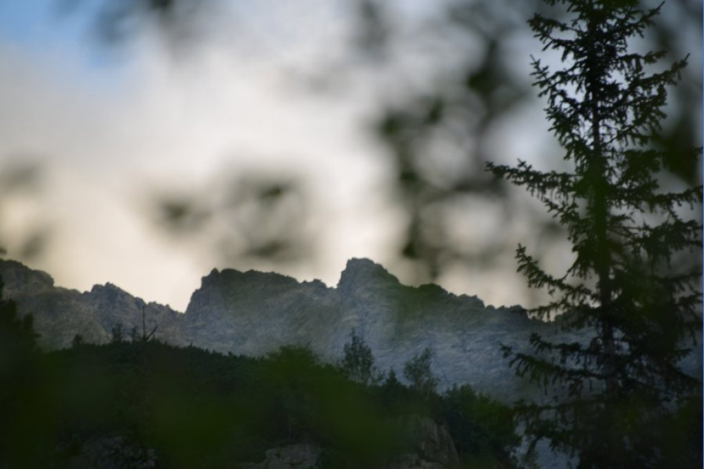 Rozżarzone szyty, mroczny Mnich i posępne Morskie Oko o wieczorowej porze