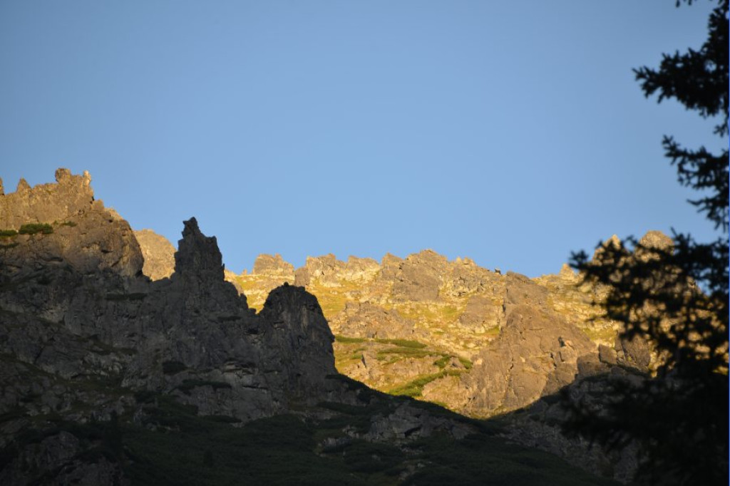 Rozżarzone szyty, mroczny Mnich i posępne Morskie Oko o wieczorowej porze