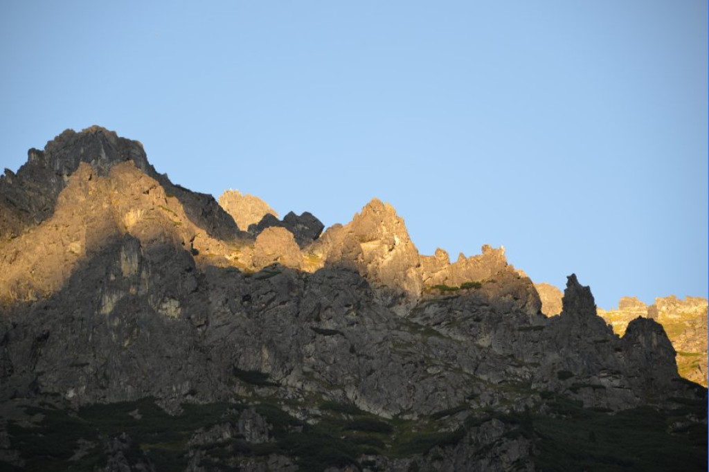 Rozżarzone szyty, mroczny Mnich i posępne Morskie Oko o wieczorowej porze