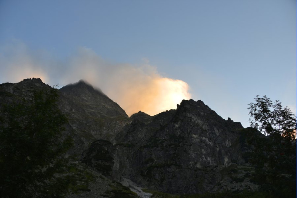 Rozżarzone szyty, mroczny Mnich i posępne Morskie Oko o wieczorowej porze