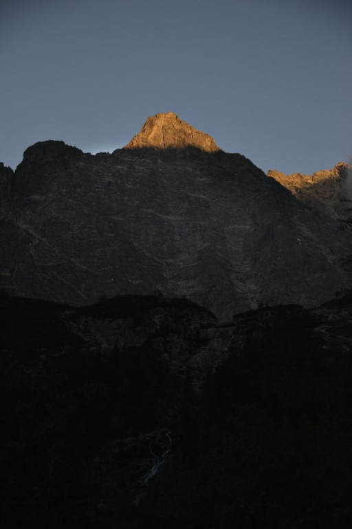 Rozżarzone szyty, mroczny Mnich i posępne Morskie Oko o wieczorowej porze