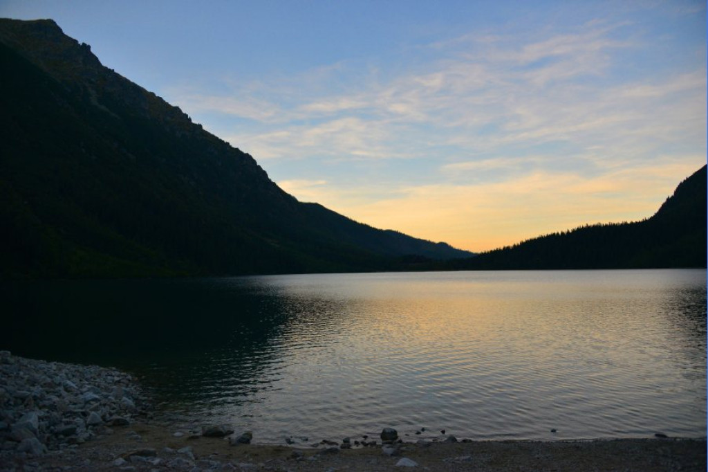 Rozżarzone szyty, mroczny Mnich i posępne Morskie Oko o wieczorowej porze