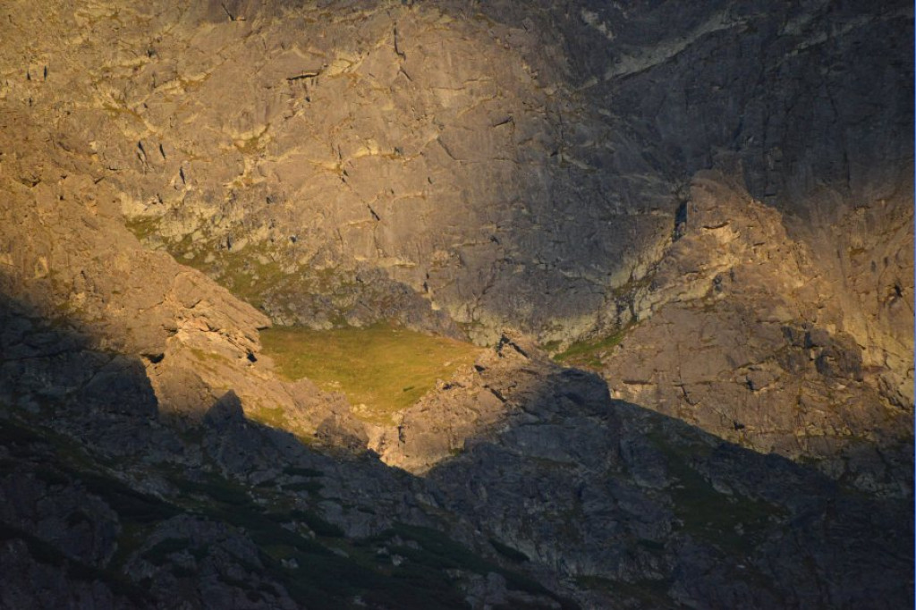 Rozżarzone szyty, mroczny Mnich i posępne Morskie Oko o wieczorowej porze
