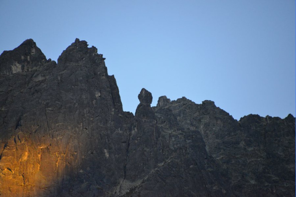 Rozżarzone szyty, mroczny Mnich i posępne Morskie Oko o wieczorowej porze