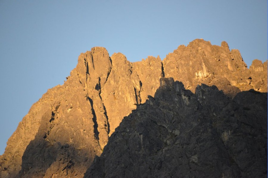 Rozżarzone szyty, mroczny Mnich i posępne Morskie Oko o wieczorowej porze