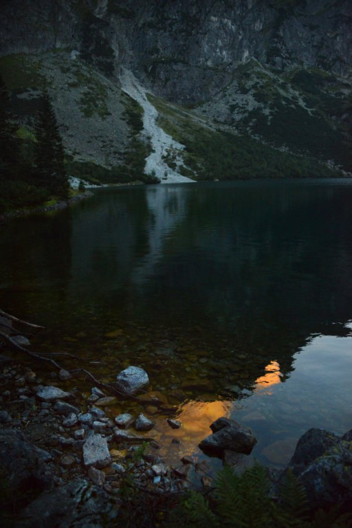 Rozżarzone szyty, mroczny Mnich i posępne Morskie Oko o wieczorowej porze