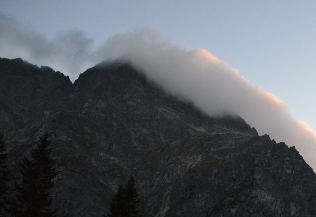 Rozżarzone szyty, mroczny Mnich i posępne Morskie Oko o wieczorowej porze