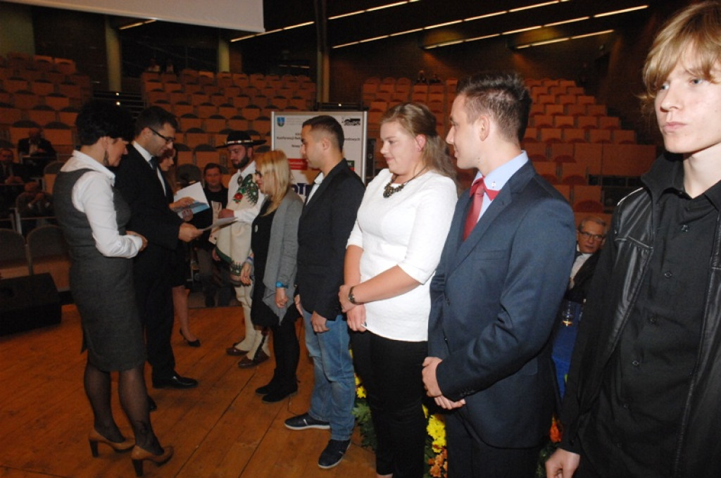 Stypendia dla studentów „Podhalańskiej Wyższej” wręczone