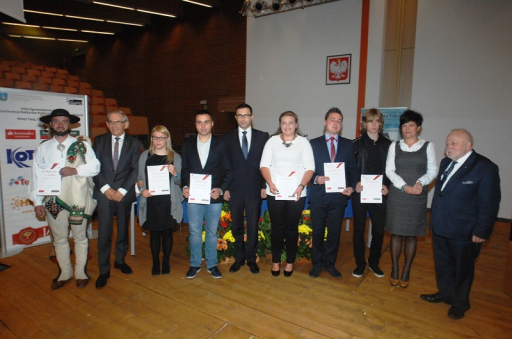 Stypendia dla studentów „Podhalańskiej Wyższej” wręczone