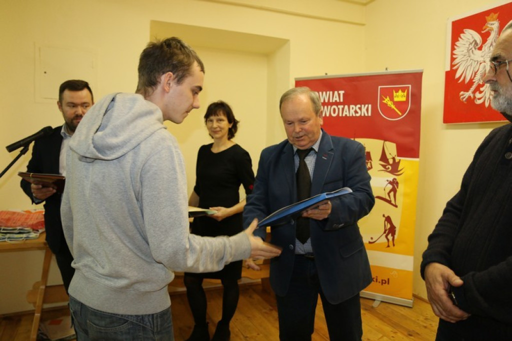 Wernisaż pokonkursowej wystawy konkursu „Niepodległość” w nowotarskim PCK