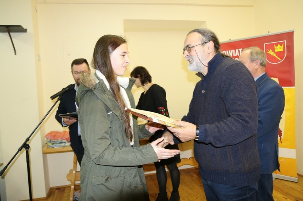 Wernisaż pokonkursowej wystawy konkursu „Niepodległość” w nowotarskim PCK