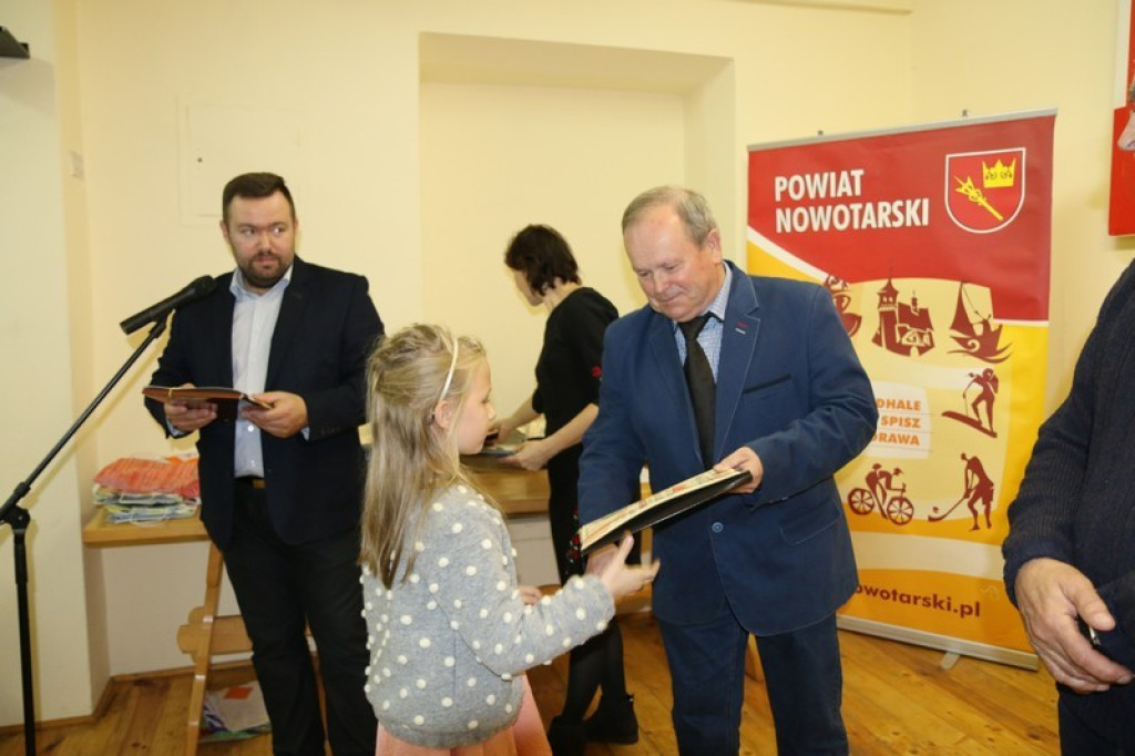 Wernisaż pokonkursowej wystawy konkursu „Niepodległość” w nowotarskim PCK