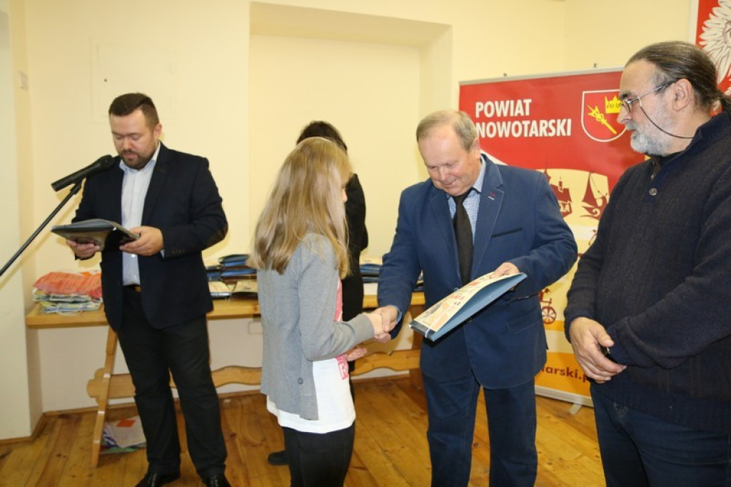 Wernisaż pokonkursowej wystawy konkursu „Niepodległość” w nowotarskim PCK