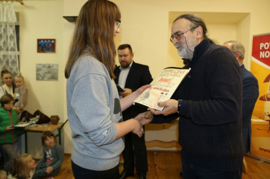 Wernisaż pokonkursowej wystawy konkursu „Niepodległość” w nowotarskim PCK