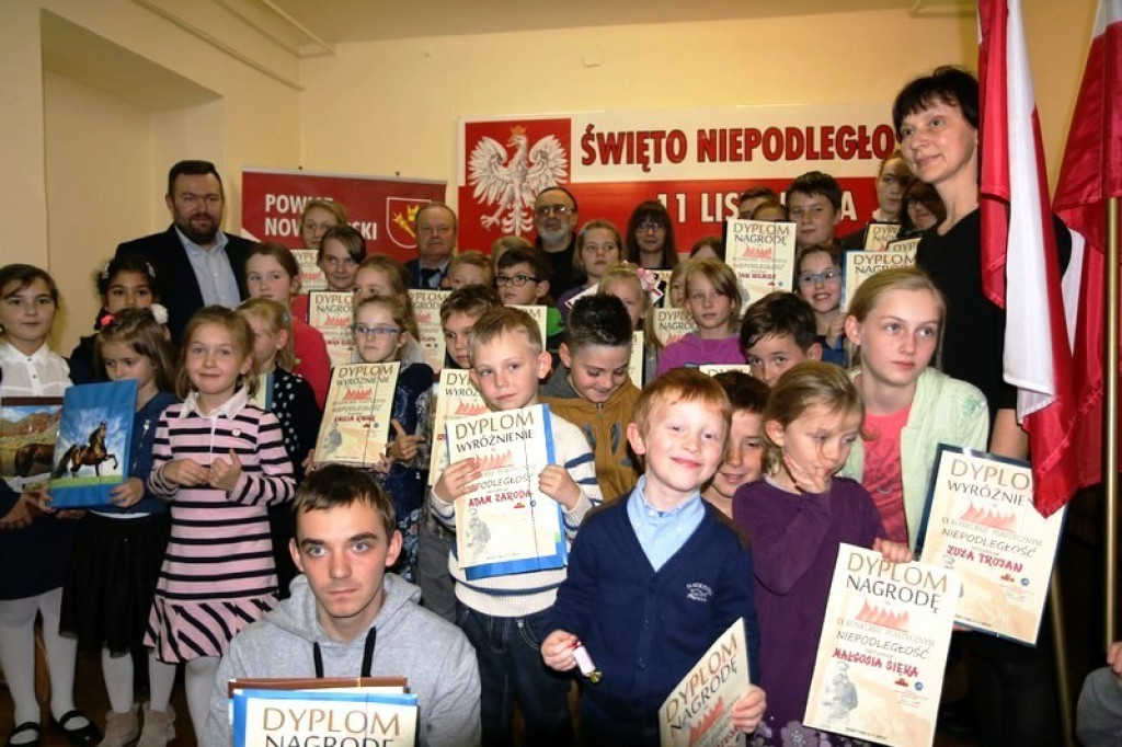 Wernisaż pokonkursowej wystawy konkursu „Niepodległość” w nowotarskim PCK