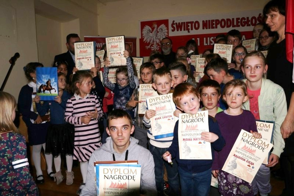 Wernisaż pokonkursowej wystawy konkursu „Niepodległość” w nowotarskim PCK