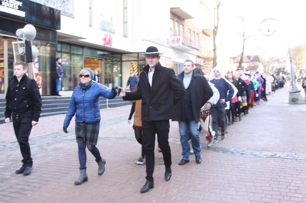 Polonez maturzystów na Krupówkach