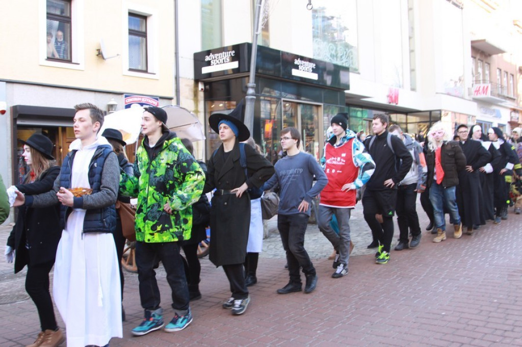Polonez maturzystów na Krupówkach