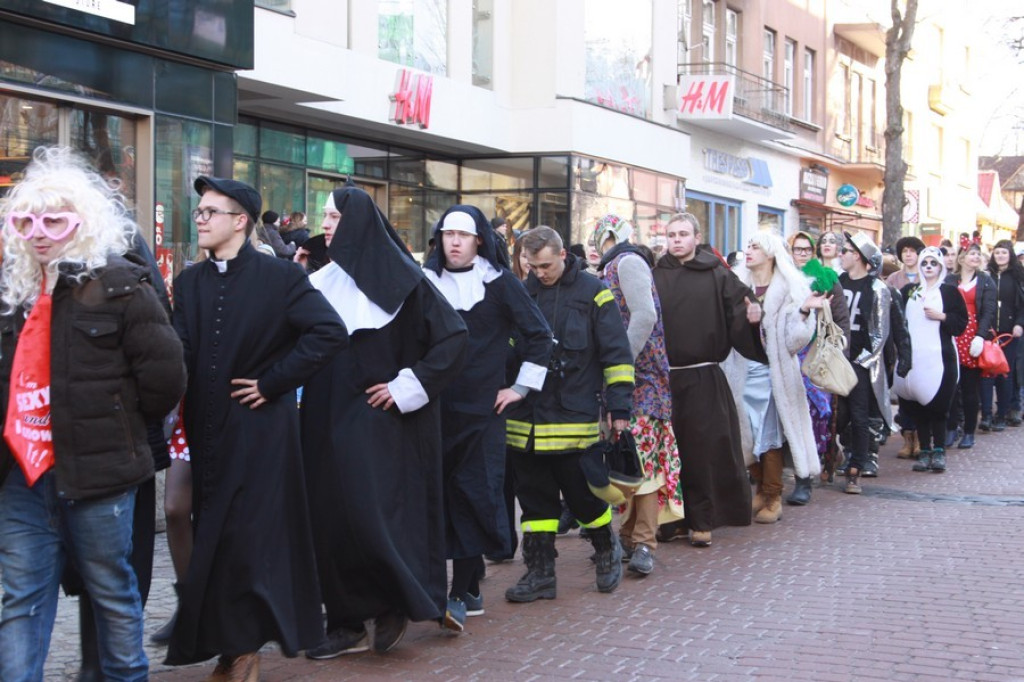 Polonez maturzystów na Krupówkach