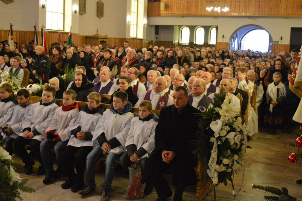 Z honorami pożegnali proboszcza