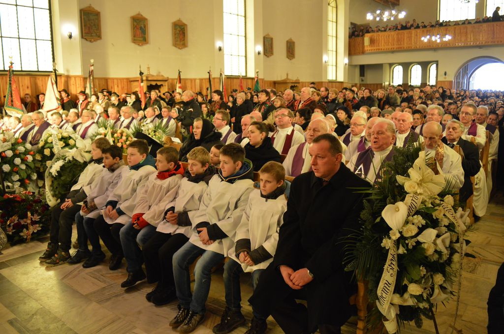 Z honorami pożegnali proboszcza