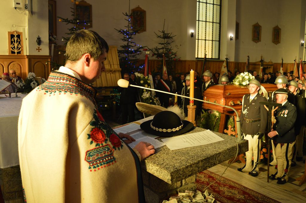Z honorami pożegnali proboszcza
