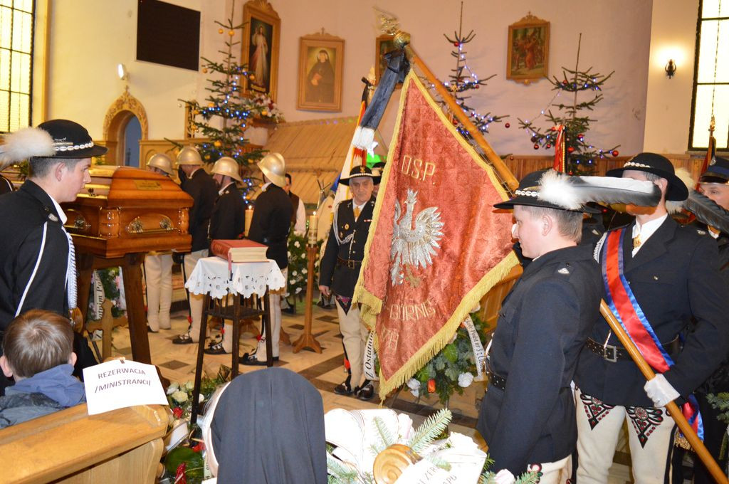 Z honorami pożegnali proboszcza