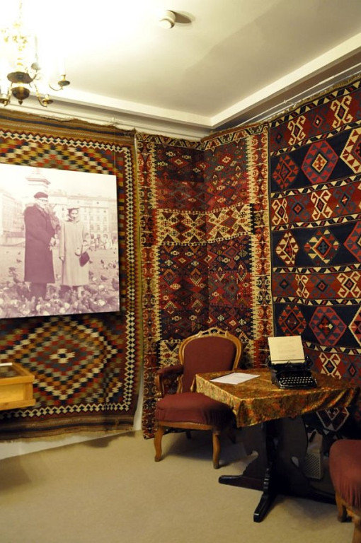 Galeria Kulczyckich: Wystawa kobierców i tkanin wschodnich