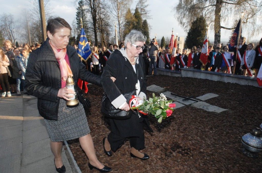 Ziemia z Katynia na nowotarskim cmentarzu