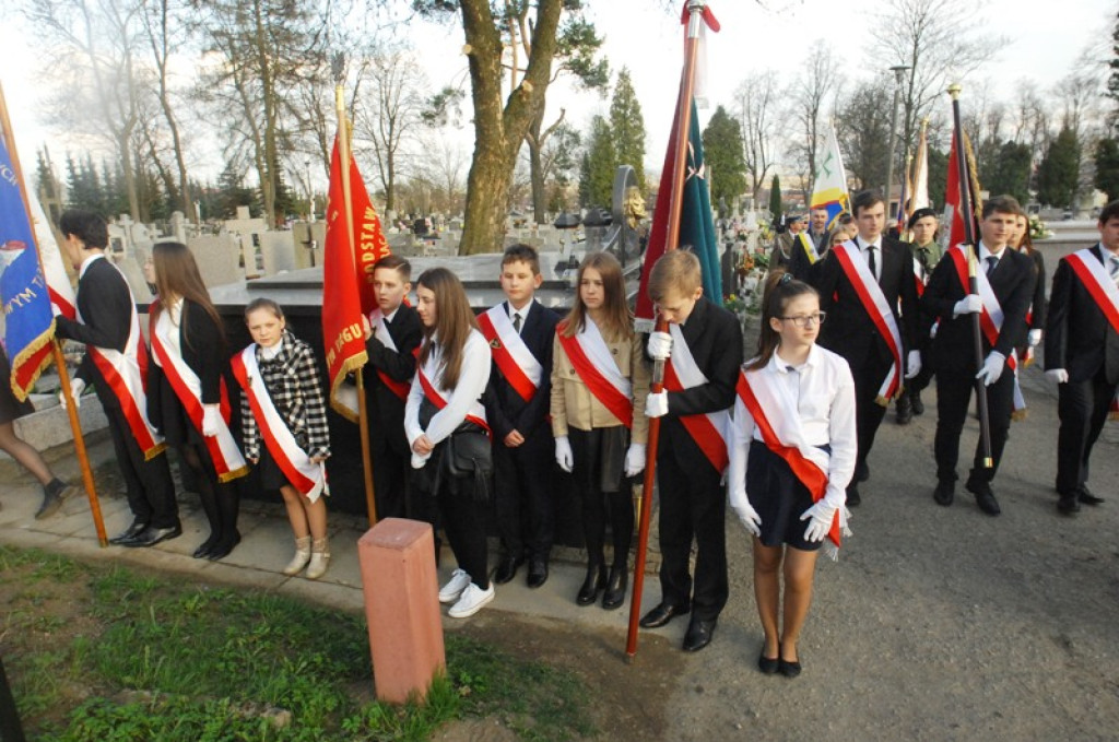 Ziemia z Katynia na nowotarskim cmentarzu