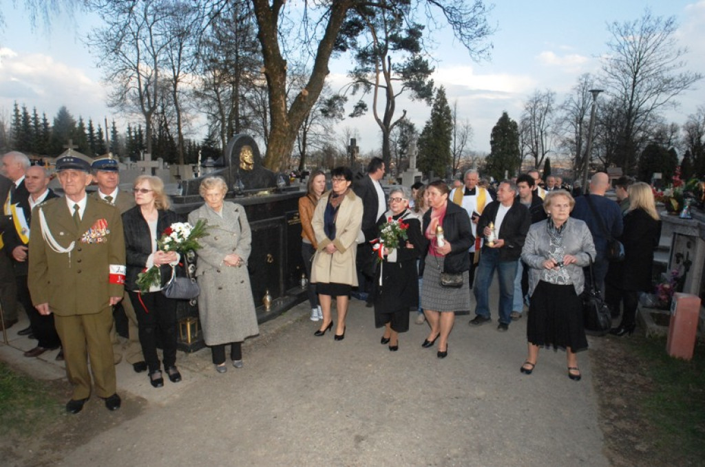 Ziemia z Katynia na nowotarskim cmentarzu