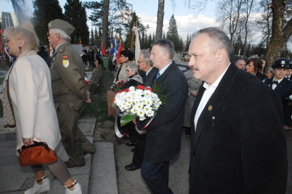 Ziemia z Katynia na nowotarskim cmentarzu